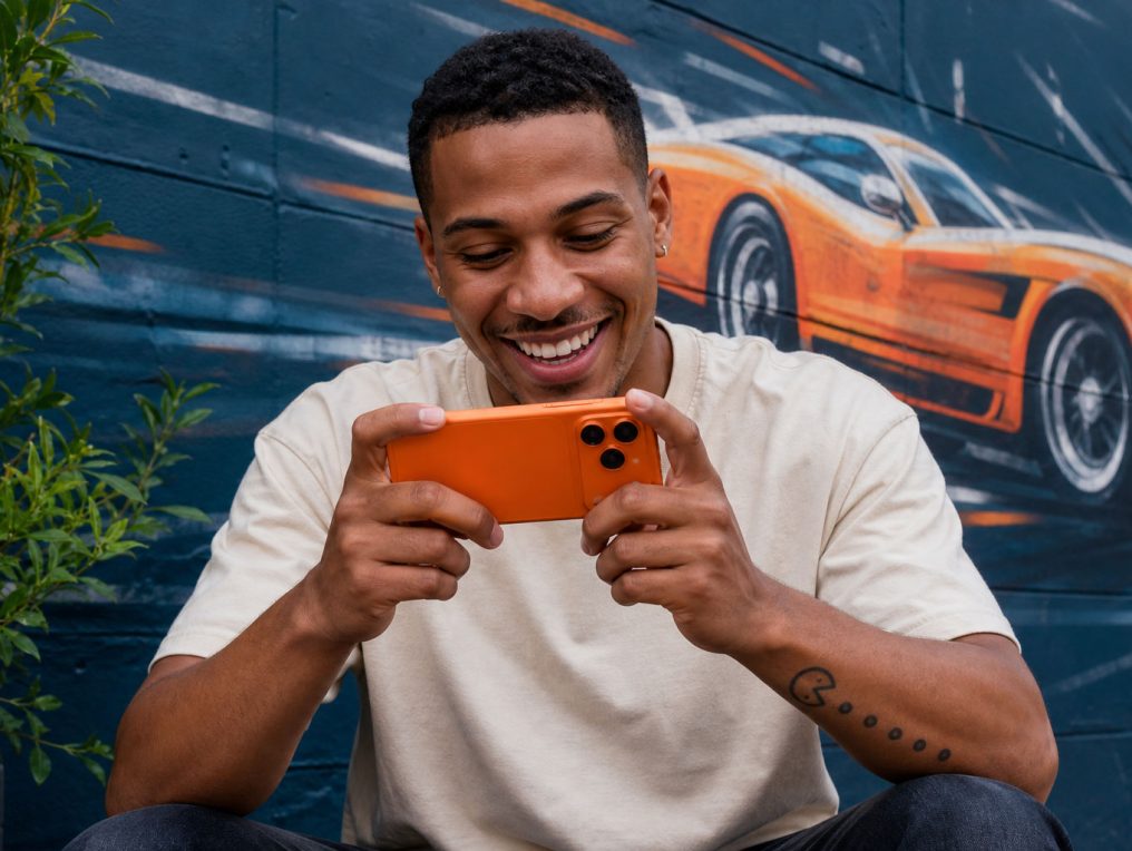 Man speelt game op iPhone